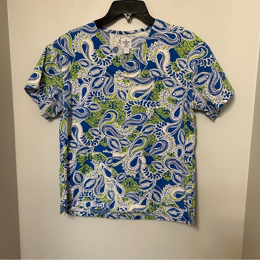 Med Couture Scrub Top Womens XS Green‎ Blue V Neck Short Sleeve Pullover Paisley